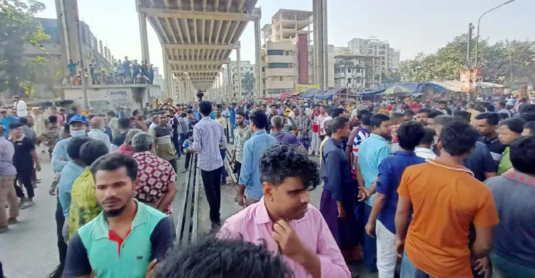 এবার রেললাইন অবরোধ রিকশাচালকদের, ঢাকার সঙ্গে যোগাযোগ বন্ধ