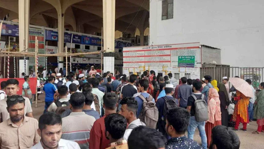 ঈদযাত্রার প্রথম দিনে ট্রেনের শিডিউল বিপর্যয়ে ভোগান্তি