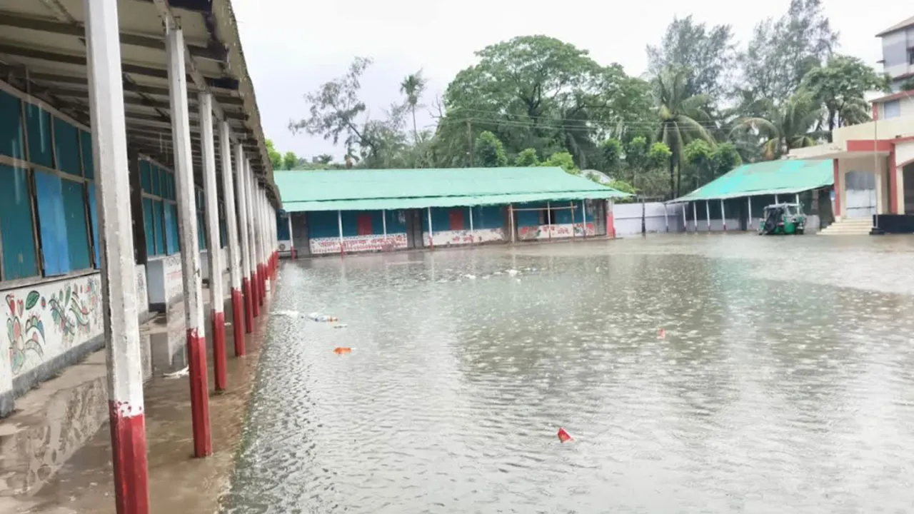 টানা বর্ষণে ফের ডুবেছে নোয়াখালী, স্থায়ী জলাবদ্ধতার শঙ্কা