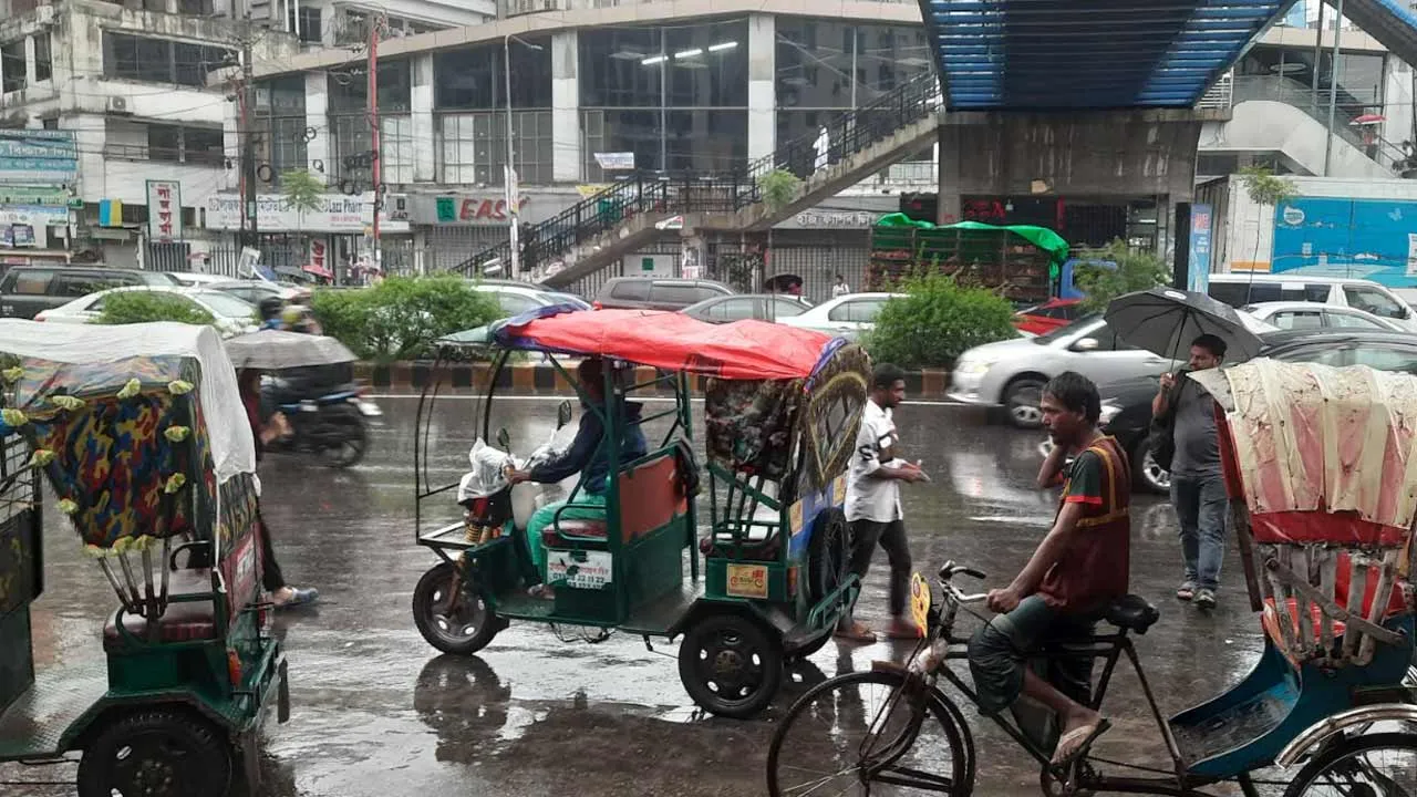 বৃষ্টি থামার নাম নেই, পথে পথে দুর্ভোগে রাজধানীবাসী