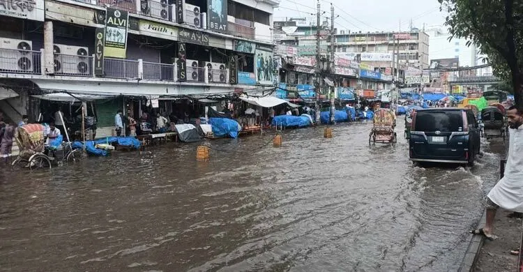 নিউমার্কেটে হাঁটুপানি, জনজীবনে ভোগান্তি
