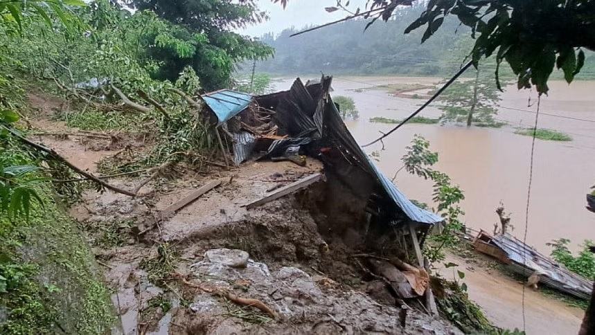Heavy downpour: Landslides injure 6 in Bandarban