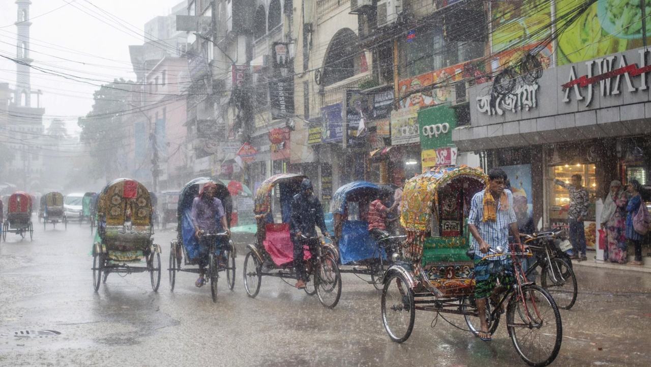 রোববার দুপুরে কমবে বৃষ্টি, মিলবে রোদের দেখা