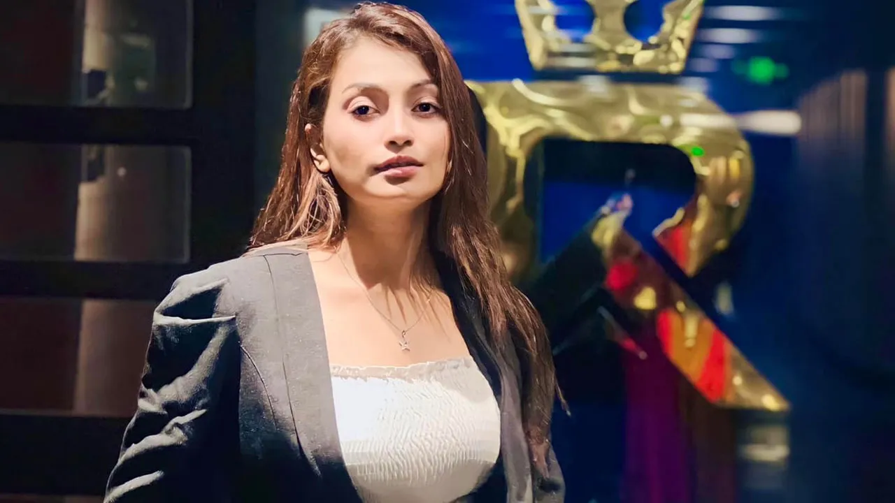 ছিনতাইয়ে খোয়ালেন চিত্রনায়িকার উপহারের আইফোন