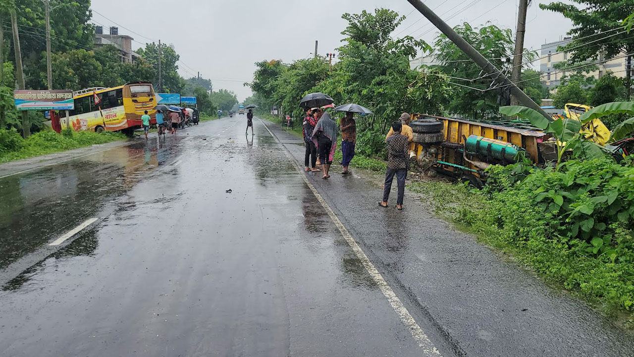 রাজবাড়ীতে বাস-ট্রাকের মুখোমুখি সংঘর্ষে নিহত ২