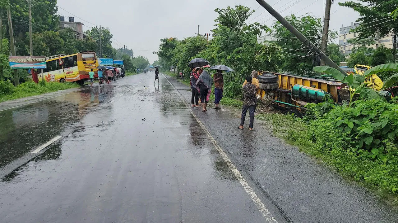 রাজবাড়ীতে বাস-ট্রাকের মুখোমুখি সংঘর্ষে নিহত ২