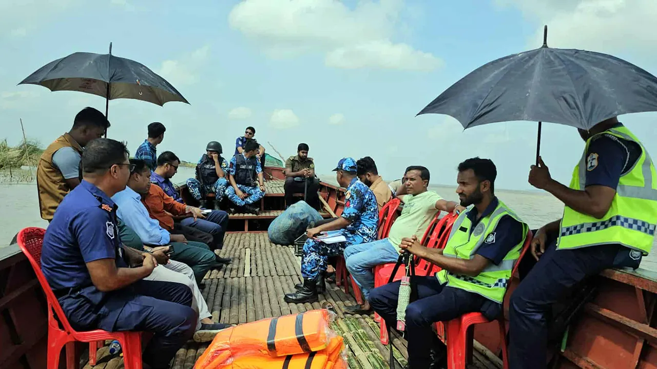 ইলিশ ধরায় নিষেধাজ্ঞা: রাজবাড়ীতে সকাল থেকেই শুরু অভিযান