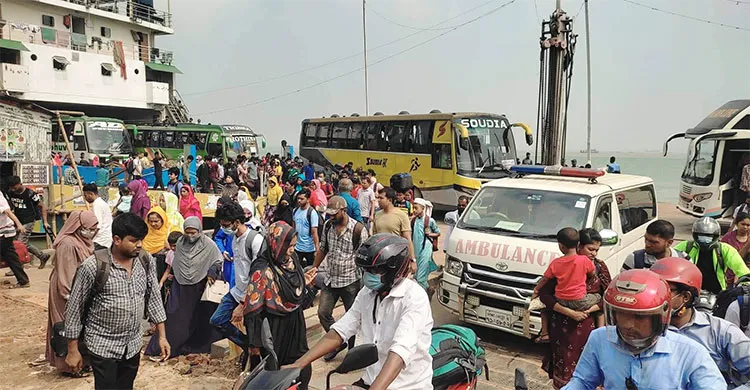 দৌলতদিয়া ঘাটে ঢাকামুখী মানুষের চাপ বাড়ছে