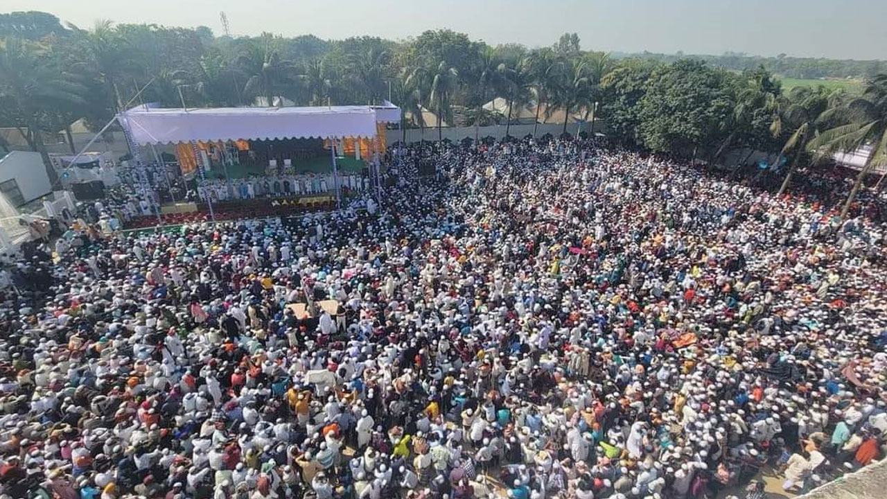 পীরকে দেখতে মানুষের ঢল দৌলতদিয়ায়