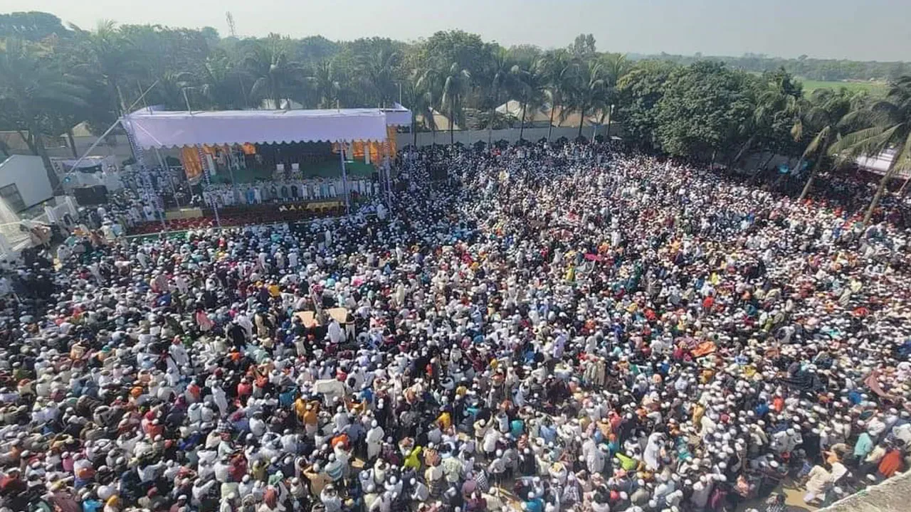 পীরকে দেখতে মানুষের ঢল দৌলতদিয়ায়