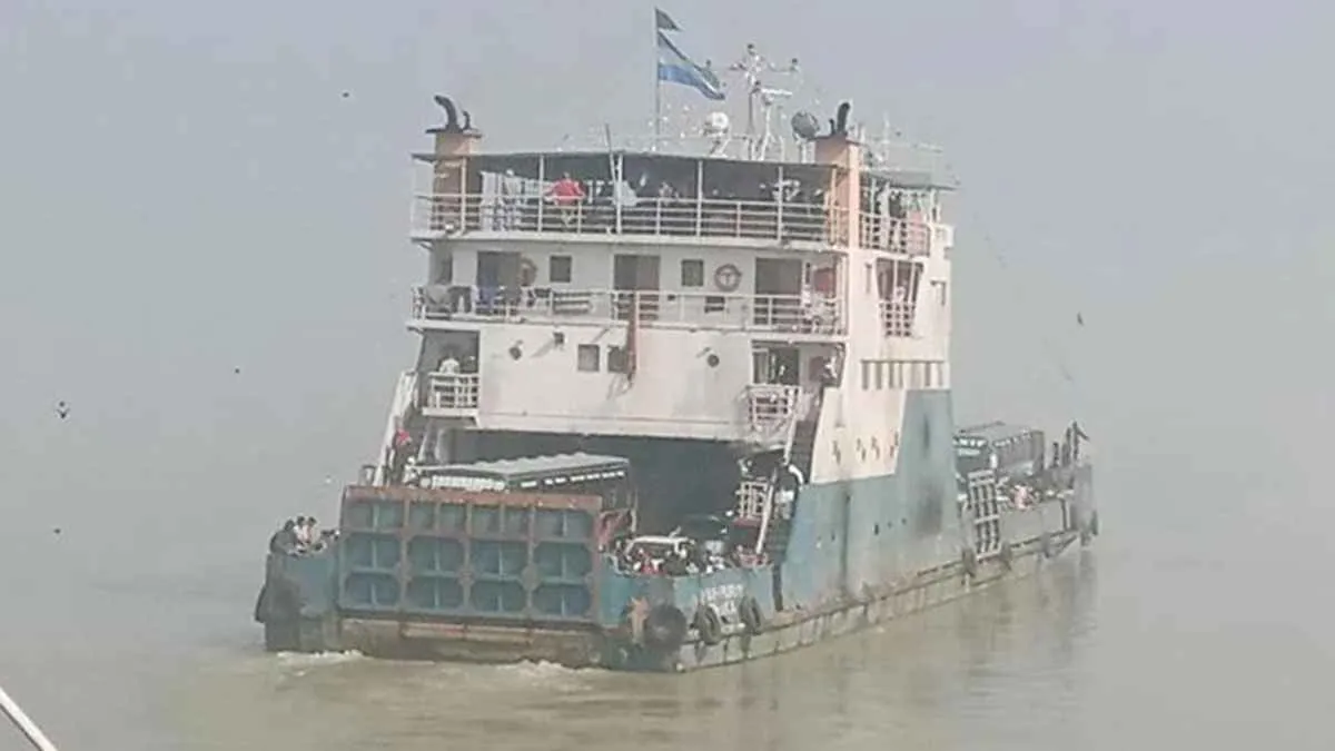 দৌলতদিয়া-পাটুরিয়া নৌরুটে ফেরি চলাচল শুরু