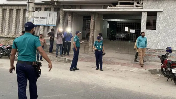 বিচারকের ছেলেকে হত্যা, স্ত্রীকে কুপিয়ে জখম