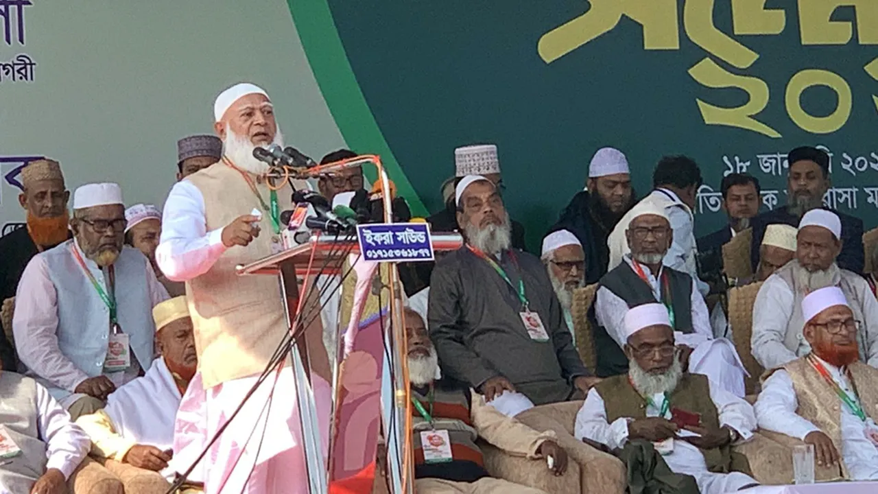 এত ক্ষমতার মালিক তো দেশ ছেড়ে পালালেন কেনো