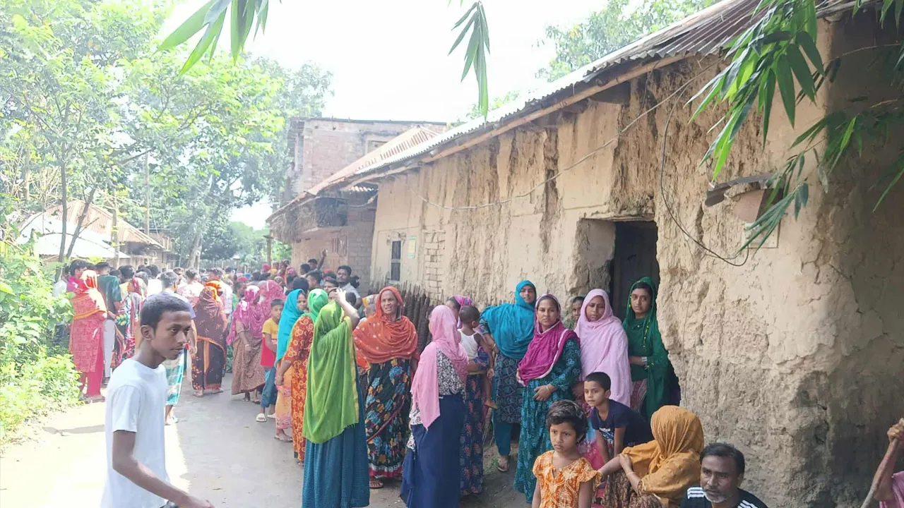শিক্ষকের গলায় ছুরি চালানোর চেষ্টা সপ্তম শ্রেণির ছাত্রীর