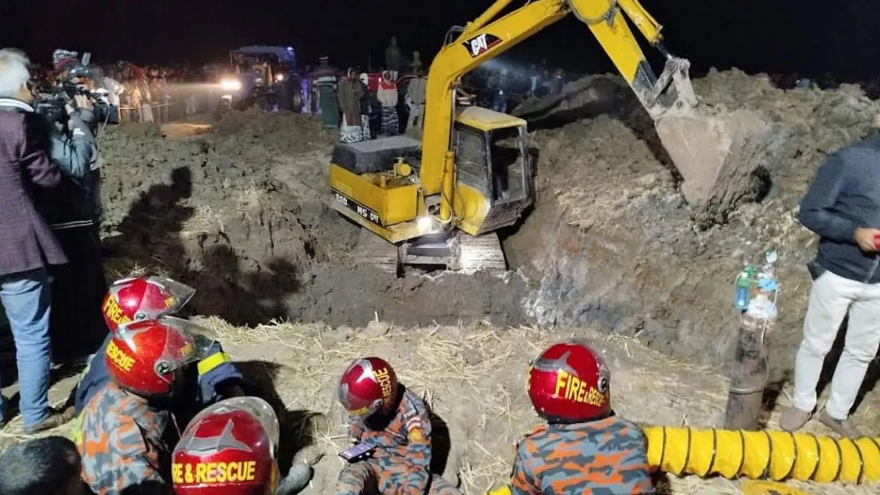 ১৭ ঘণ্টাতেও উদ্ধার হয়নি শিশুটি, চলছে সুড়ঙ্গ খোঁড়ার কাজ