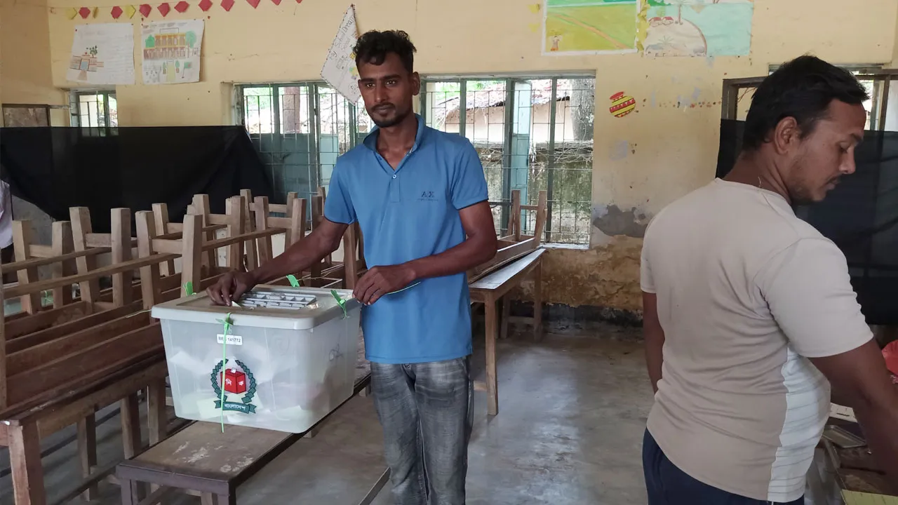 রাজশাহীতে ভোটকেন্দ্রে ভোটারদের চিরচেনা লাইন নেই