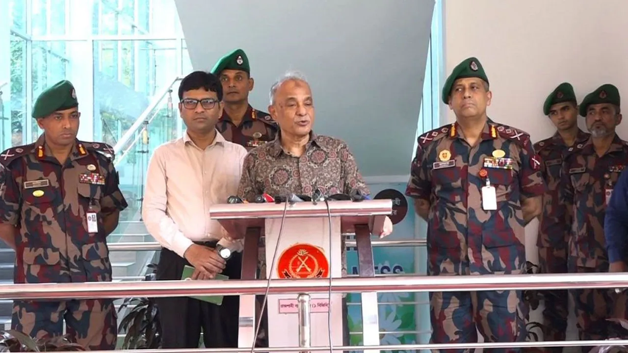 পুলিশের যেসব সদস্য এখনো যোগদান করেনি তারা সন্ত্রাসী : স্বরাষ্ট্র উপদেষ্টা