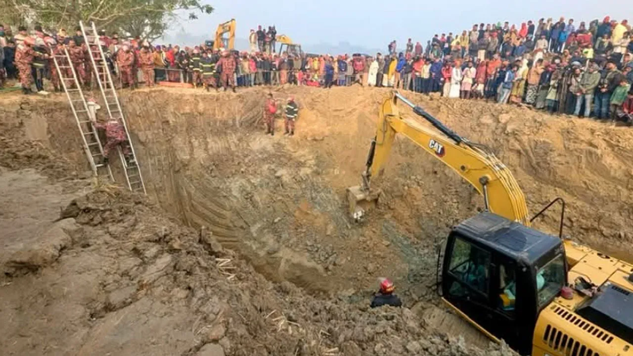 গর্তটির গভীরতা ১৫০-২০০ ফুট, ফায়ার সার্ভিস পৌঁছেছে কেবল ৩০ ফুট