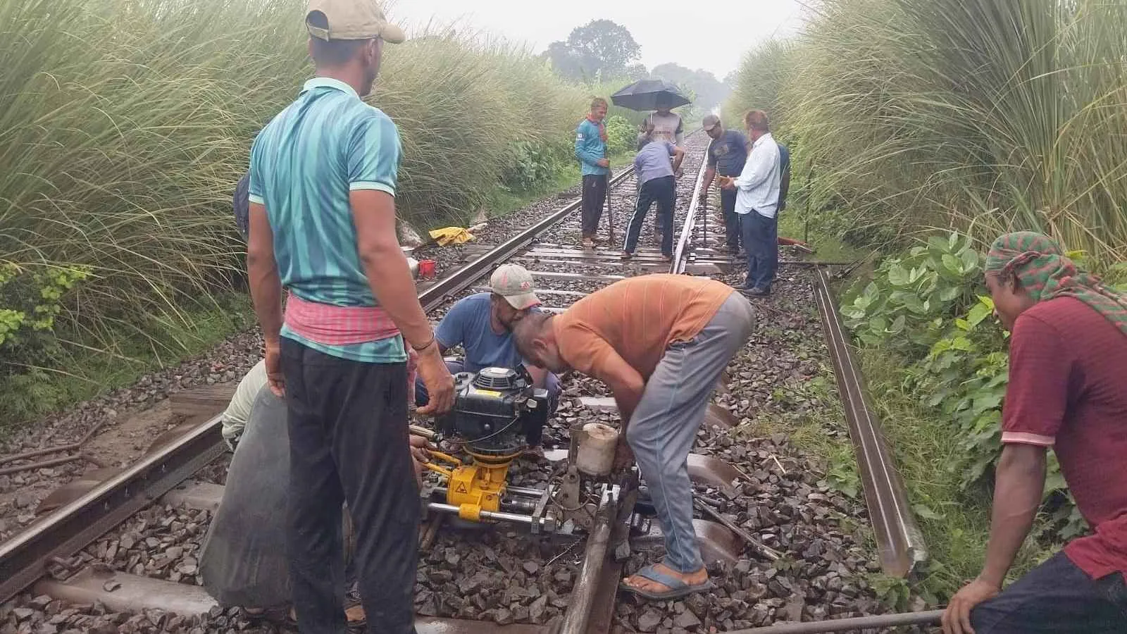 নাটোরে লাইনে ভাঙন, রেলে বিচ্ছিন্ন রাজশাহী