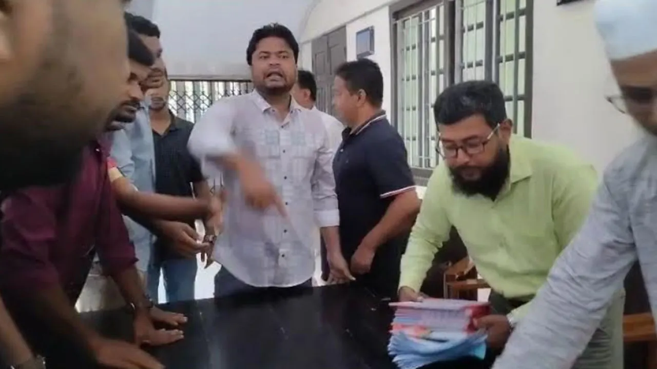 রাকসু কার্যালয়ের কার্যক্রম বন্ধ, চেয়ার-টেবিল ভেঙে দিল রাবি ছাত্রদল