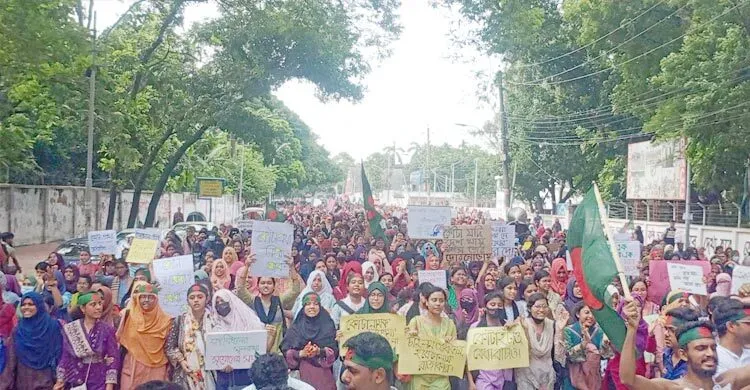 কোটা বাতিলের দাবিতে ঢাবিতে বিক্ষোভ করছেন শিক্ষার্থীরা