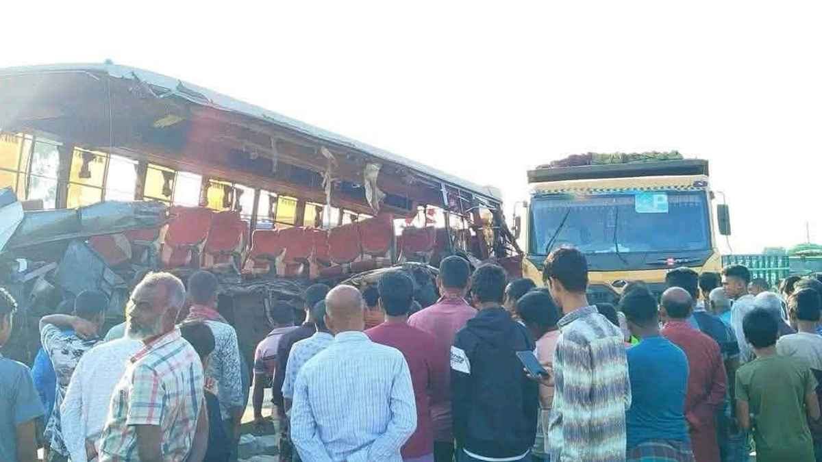 রংপুরে দাঁড়িয়ে থাকা ট্রাকে নৈশ কোচের ধাক্কা, নিহত ৩
