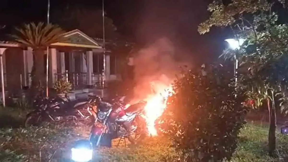রংপুরে জিএম কাদেরের বাড়িতে হামলা ও অগ্নিসংযোগ