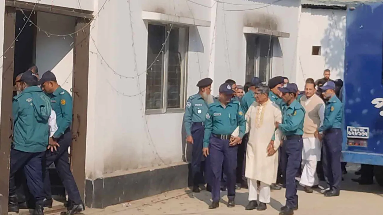 ট্রাইব্যুনালে হাজির করা হলো আনিসুল-দস্তগীর-মেননসহ ১৬ আসামিকে