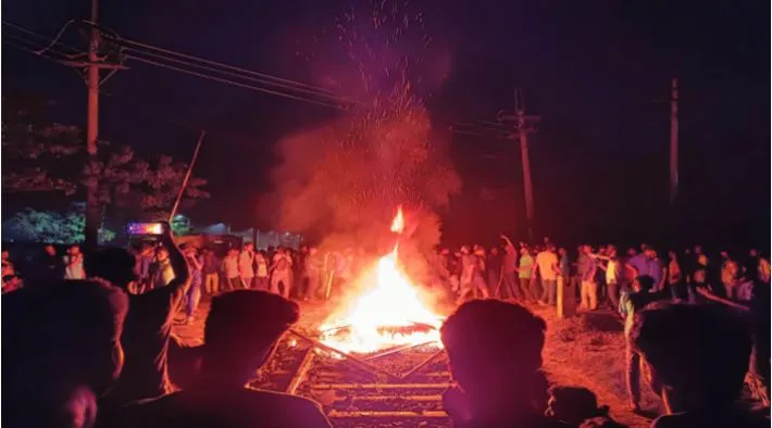 রাজশাহী বিশ্ববিদ্যালয়ে ফের বিক্ষোভ, রেললাইনে আগুন