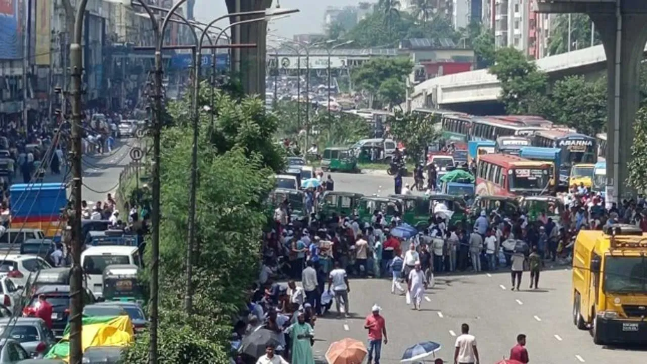 বনানীতে সড়ক অবরোধ সিএনজি চালকদের