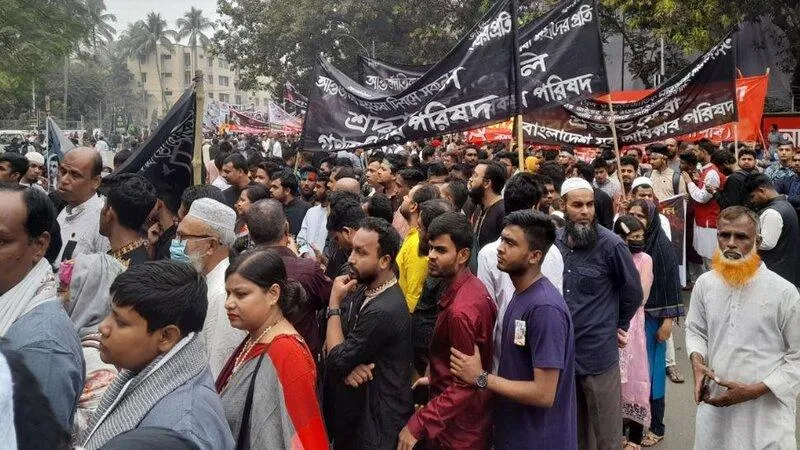 ভাষা শহীদদের শ্রদ্ধা জানাতে সর্বস্তরের মানুষের ঢল
