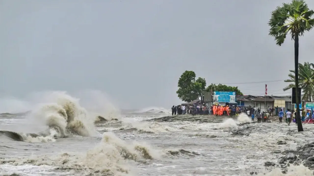 ঘূর্ণিঝড় রেমালের তাণ্ডবে প্রাণ গেল ২১ জনের