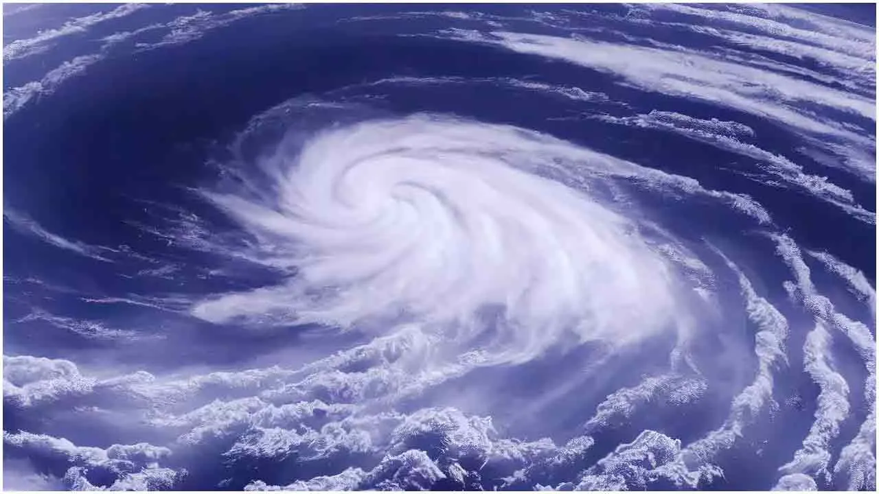ঘণ্টায় ১৩ কিলোমিটার গতিতে এগোচ্ছে রেমাল