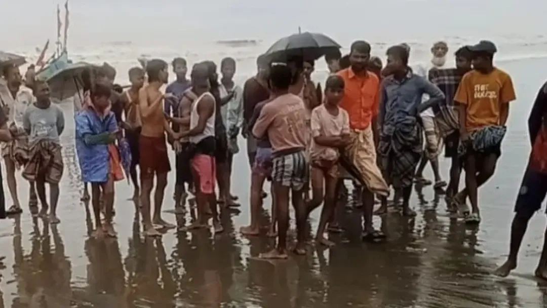 উপকূলে রোহিঙ্গাবাহী নৌকাডুবি, ১৮ জন জীবিত উদ্ধার