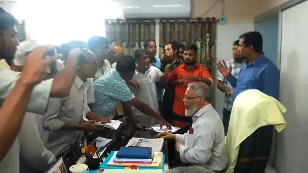 জোর করে পদত্যাগপত্রে স্বাক্ষর করানোর অভিযোগ