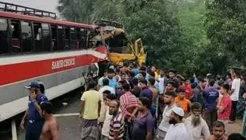 বাস-ট্রাকের মুখোমুখি সংঘর্ষ, আহত ১৫