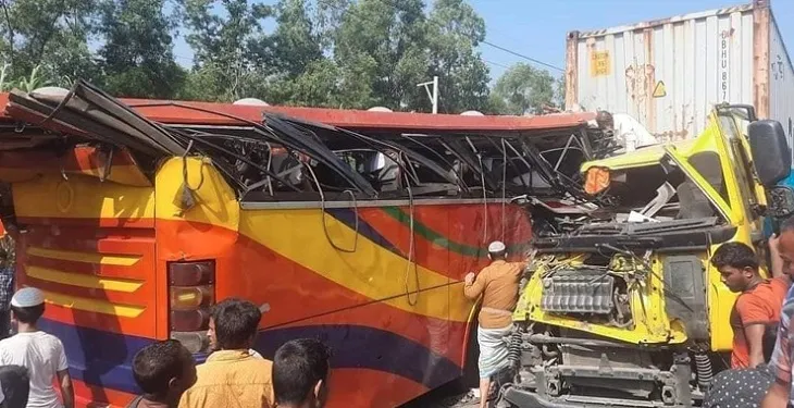 ফেনীতে বাস-কাভার্ডভ্যান সংঘর্ষে নিহত ৩, আহত ১০