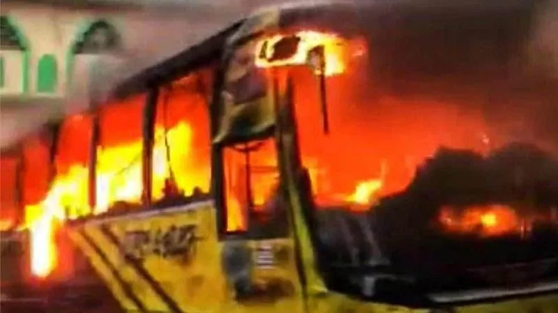 রাজধানীতে একসঙ্গে ৩ বাসে আগুন