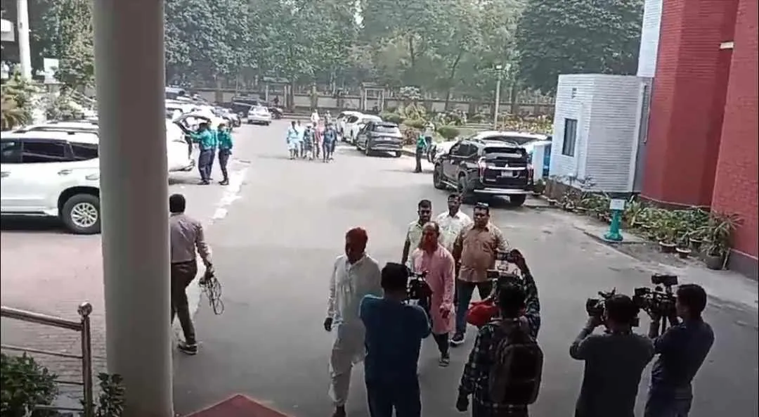 ডিএমপি কমিশনারের সঙ্গে অটোরিকশা চালকদের বৈঠক শুরু