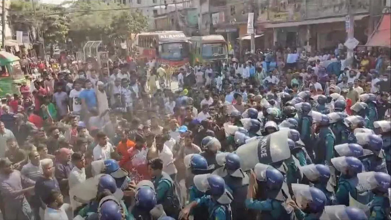 ব্যাটারিচালিত রিকশাচালকদের সড়ক অবরোধ, সংঘর্ষে দুই পুলিশ আহত