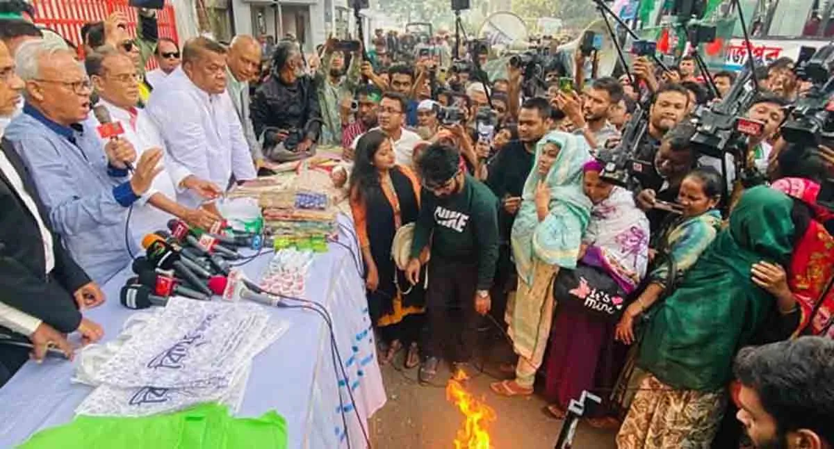 ভারতীয় শাড়ি রাস্তায় ছুড়ে আগুনে পোড়ালেন রিজভী