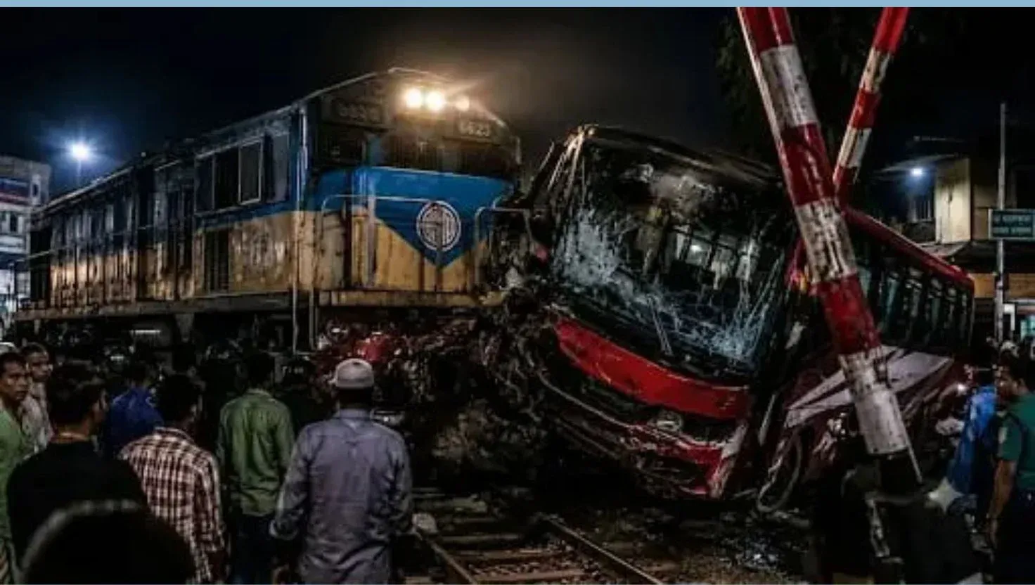 রেলগেটে ট্রেন-বাস-মাহিন্দ্র ত্রিমুখী সংঘর্ষে নিহত ২