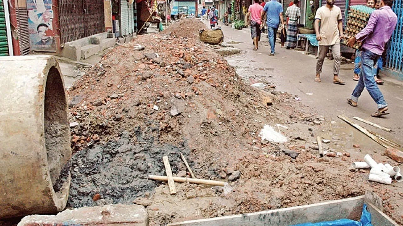 অনুমতি না নিয়ে রাস্তা খনন করছে তিতাস-ওয়াসা, অভিযোগ মেয়র তাপসের