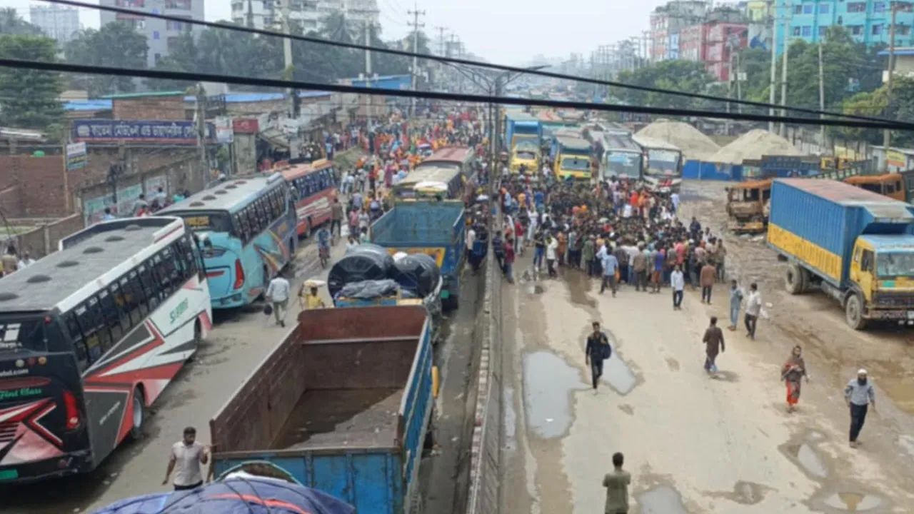 ৪৮ ঘণ্টা ধরে চলছে আশুলিয়ায় শ্রমিকদের সড়ক অবরোধ, তীব্র যানজট