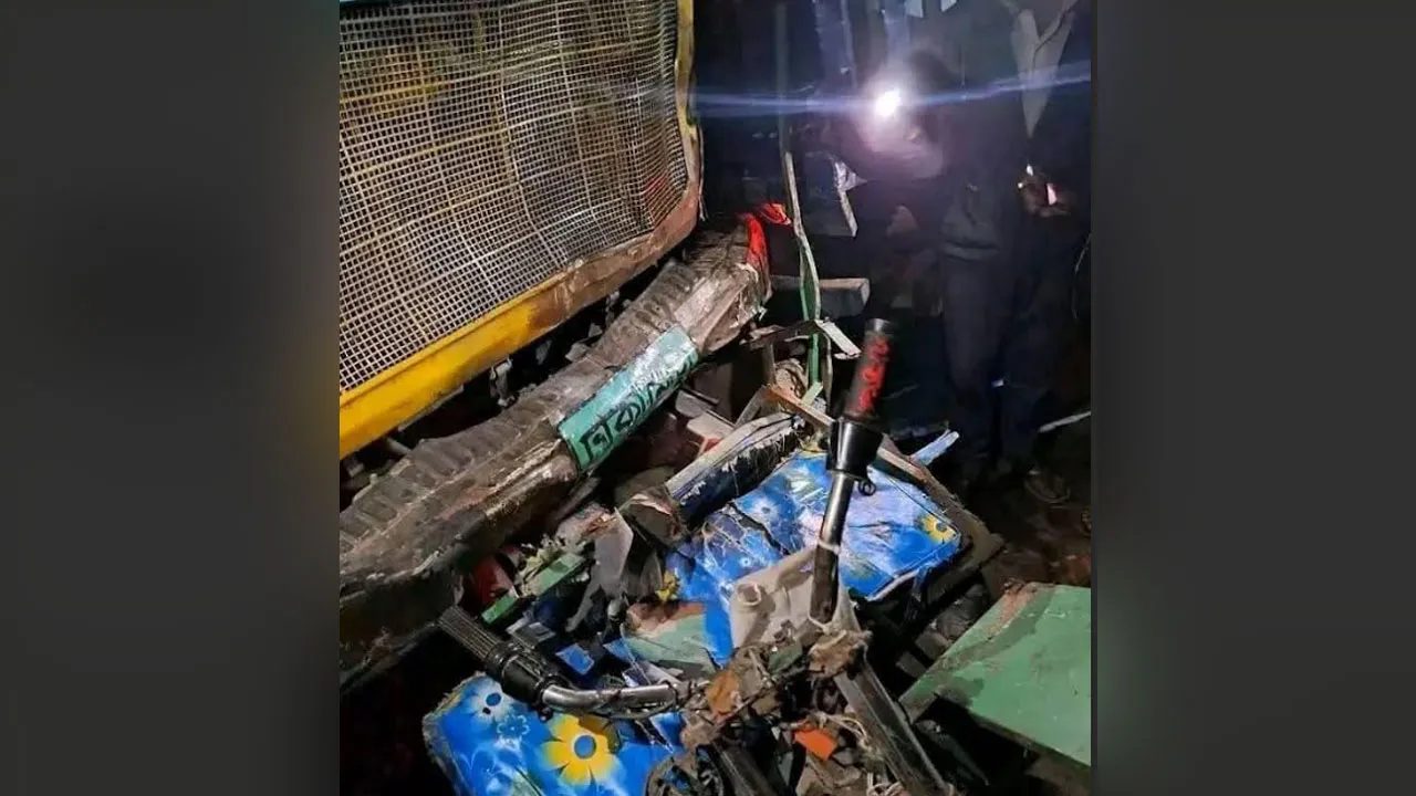 ট্রাক-কাভার্ড ভ্যানচাপায় নিহত ৪
