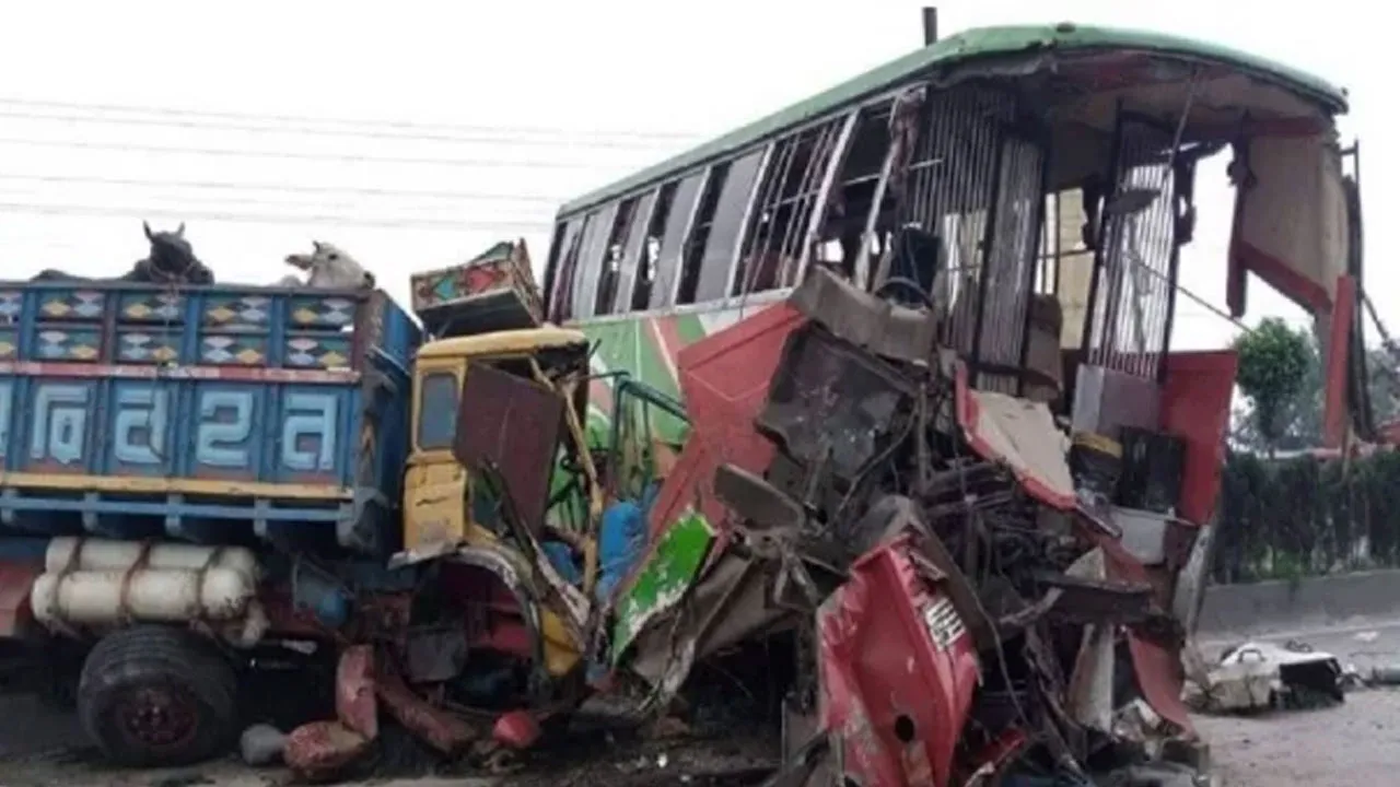 সাভারে বাসের পেছনে ট্রাকের ধাক্কা, নিহত ২