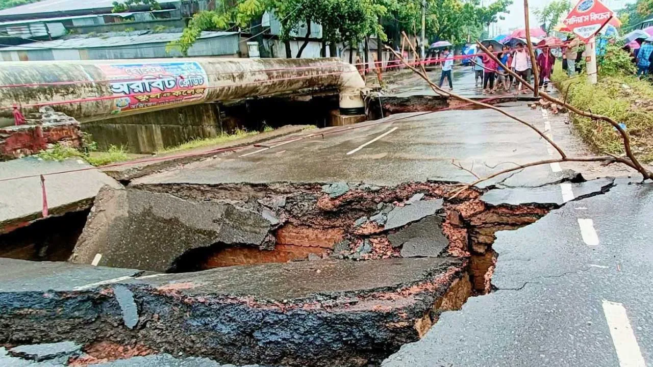 টানা বৃষ্টিতে চট্টগ্রামে দেবে গেছে সড়ক, জলাবদ্ধতায় ভোগান্তি