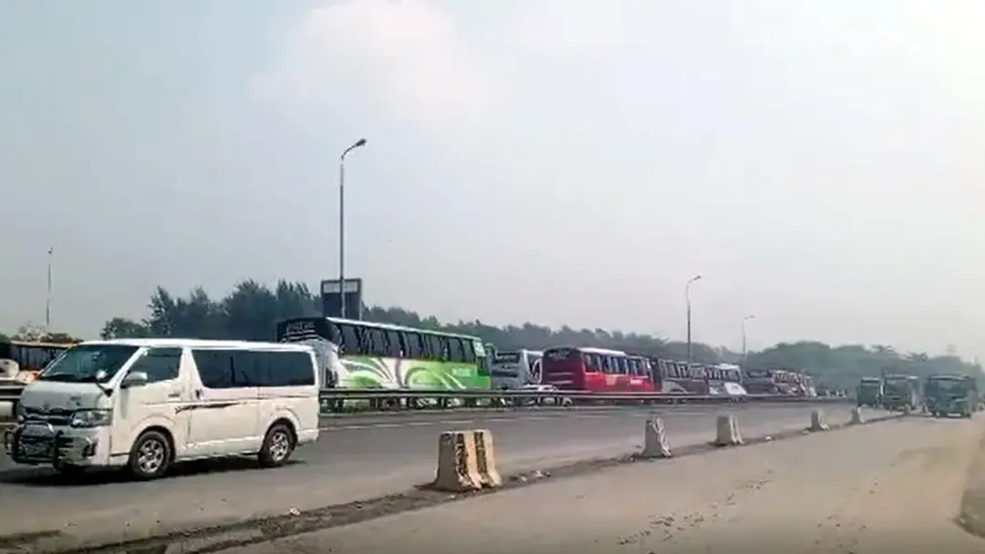 ২৮ ঘণ্টা যানজট-ধীরগতি শেষে সচল সিরাজগঞ্জ মহাসড়ক