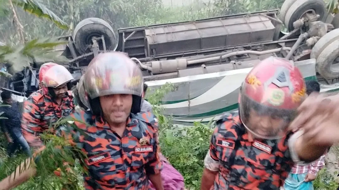 বরিশালে যাত্রীবাহী বাস উল্টে খাদে, নারী নিহত