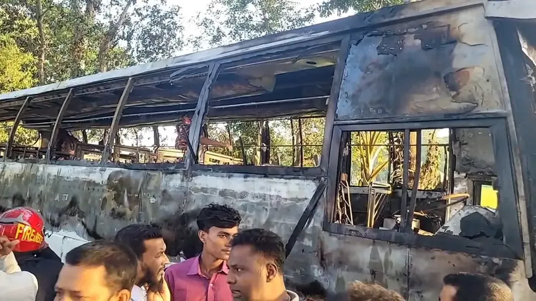 চলন্ত বাসে ভয়াবহ আগুন, নিহত ১